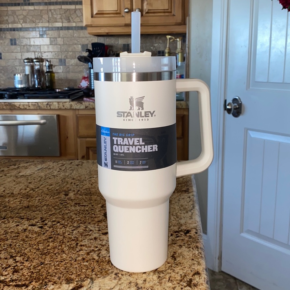 BNWT Stanley Brand Adventure Quencher Travel Tumbler 40 oz mug in Cream